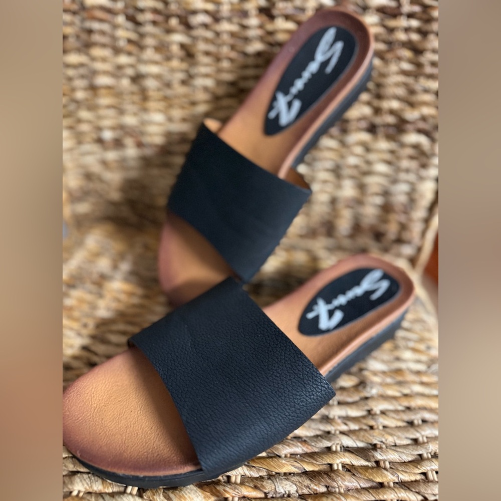 Seven7 Black and Tan Women's Sandals